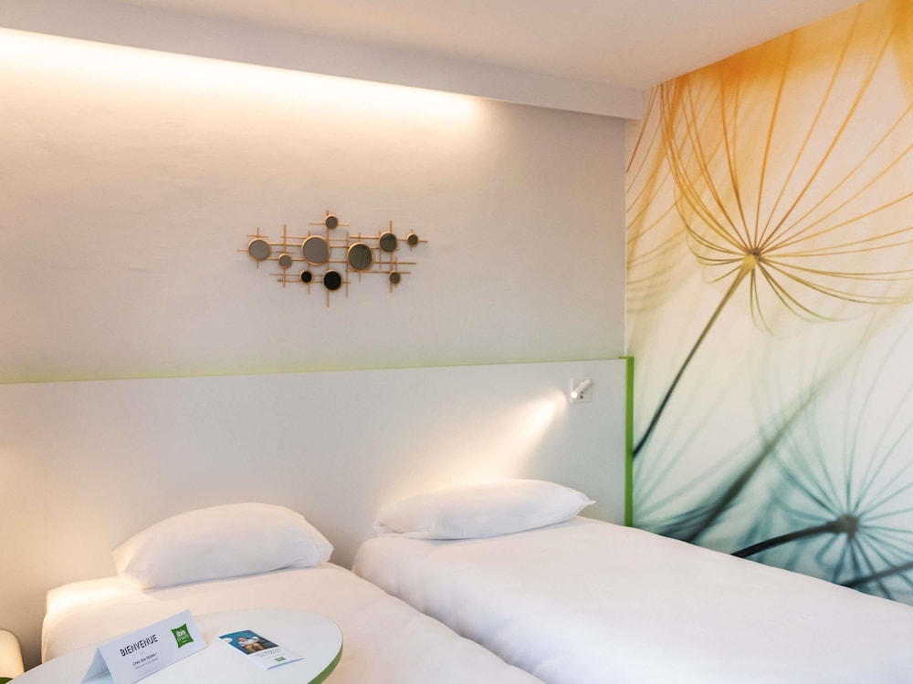 Habitación estándar con dos camas individuales del hotel ibis Styles Fougères. Foto 1