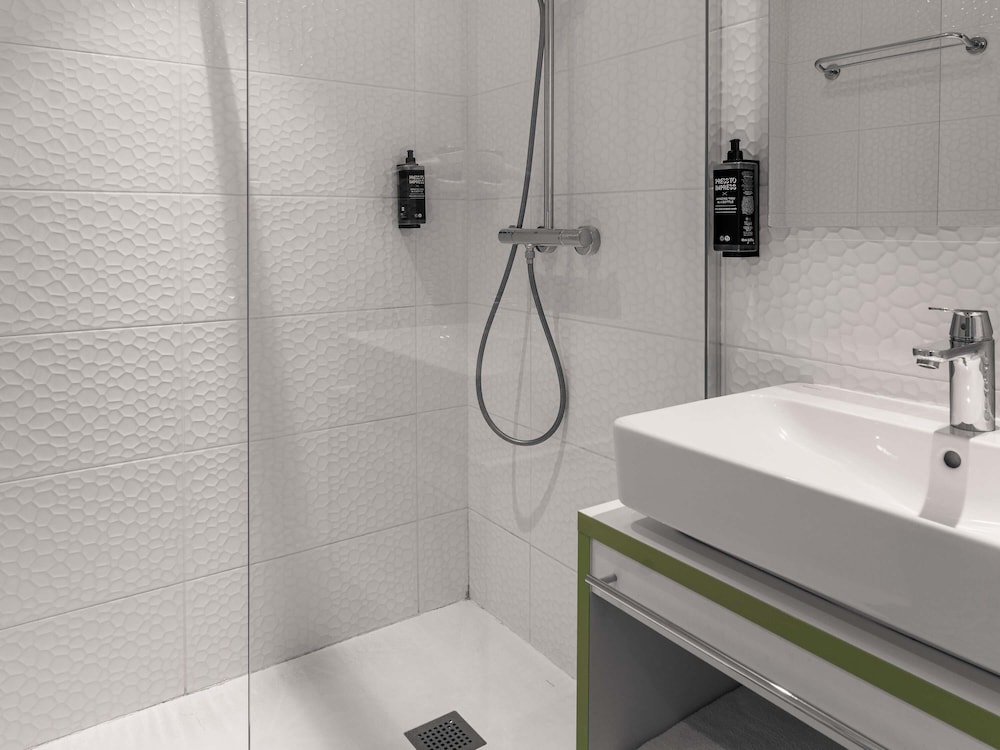 Habitación estándar con dos camas individuales del hotel ibis Styles Fougères. Foto 2