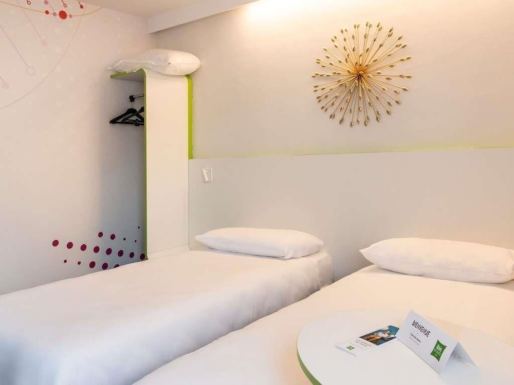 Habitación estándar con dos camas individuales del hotel ibis Styles Fougères. Foto 3