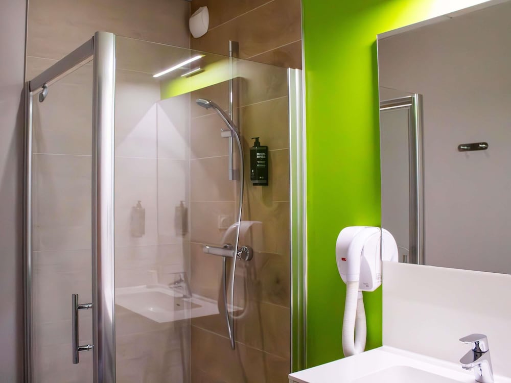Habitación estándar con 2 camas individuales del hotel ibis Styles Villeneuve sur Lot. Foto 3