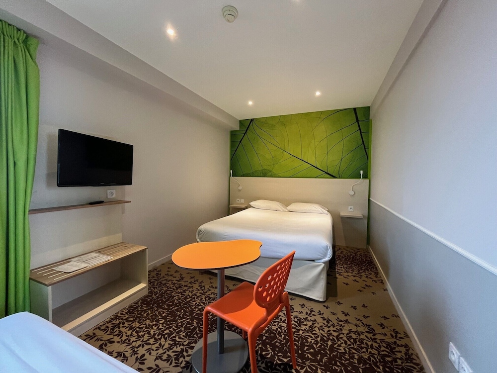 Habitación estándar con 1 cama doble y 1 sofá del hotel ibis Styles Villeneuve sur Lot. Foto 1