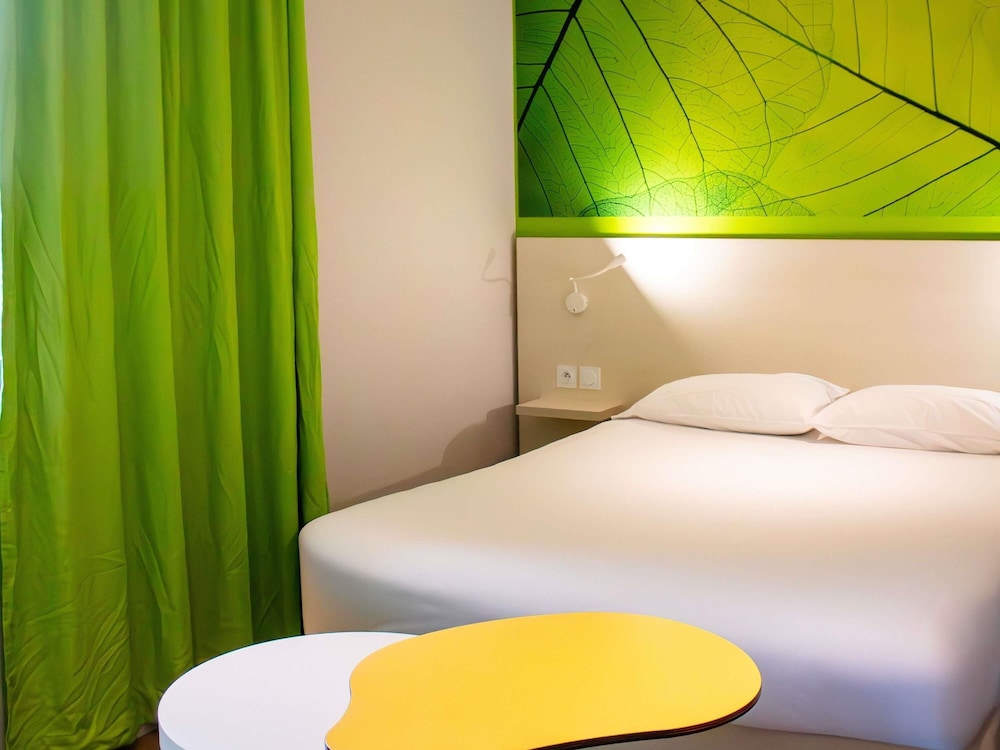 Habitación estándar con 1 cama doble y 1 sofá del hotel ibis Styles Villeneuve sur Lot. Foto 3