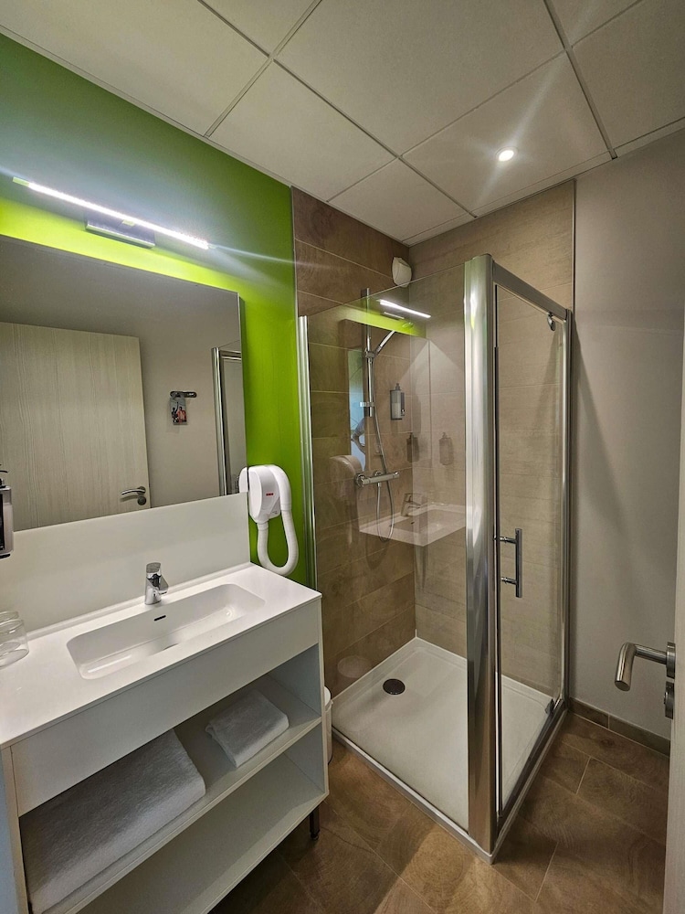 Habitación estándar con 1 cama doble y 1 sofá del hotel ibis Styles Villeneuve sur Lot. Foto 5