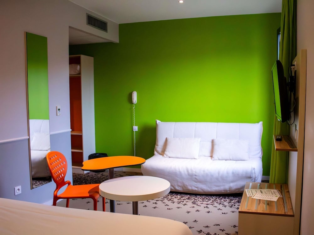 Habitación estándar con 1 cama doble y 1 sofá del hotel ibis Styles Villeneuve sur Lot. Foto 6