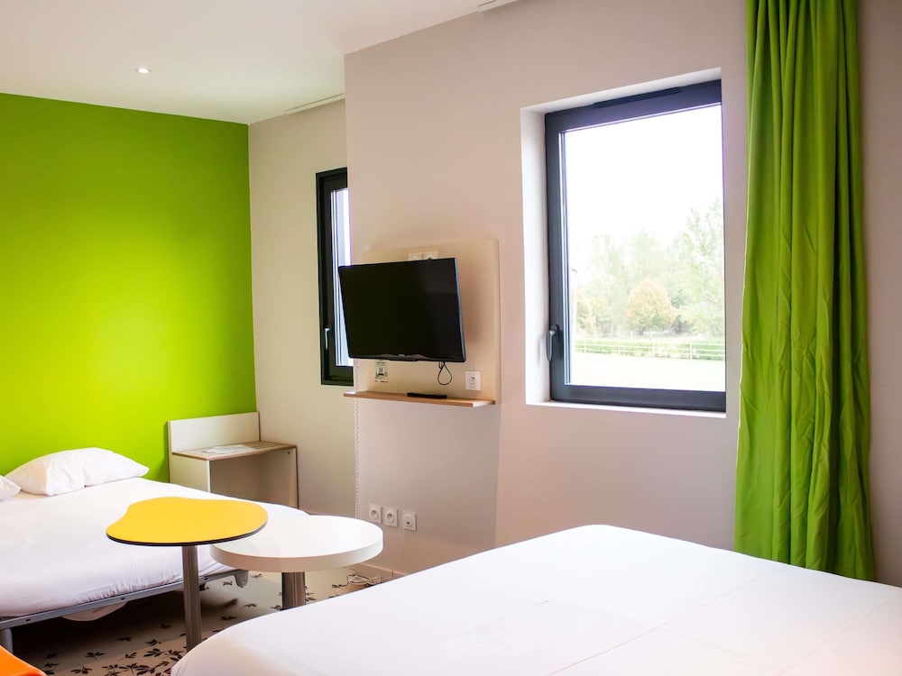 Habitación estándar con 1 cama doble y 1 sofá del hotel ibis Styles Villeneuve sur Lot. Foto 9