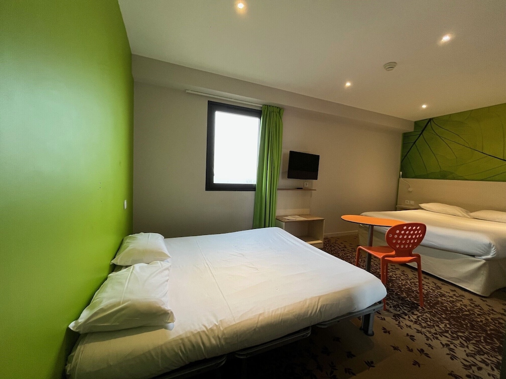 Habitación estándar con 1 cama doble y 1 sofá del hotel ibis Styles Villeneuve sur Lot. Foto 10