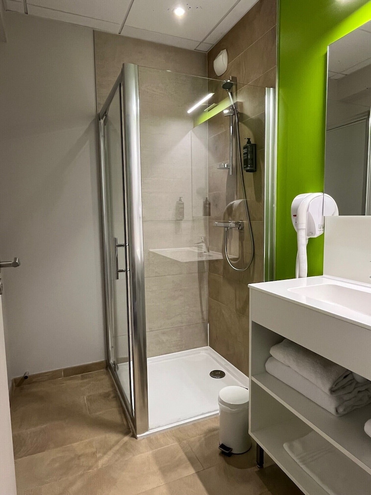 Habitación estándar con 1 cama doble y 1 sofá del hotel ibis Styles Villeneuve sur Lot. Foto 11