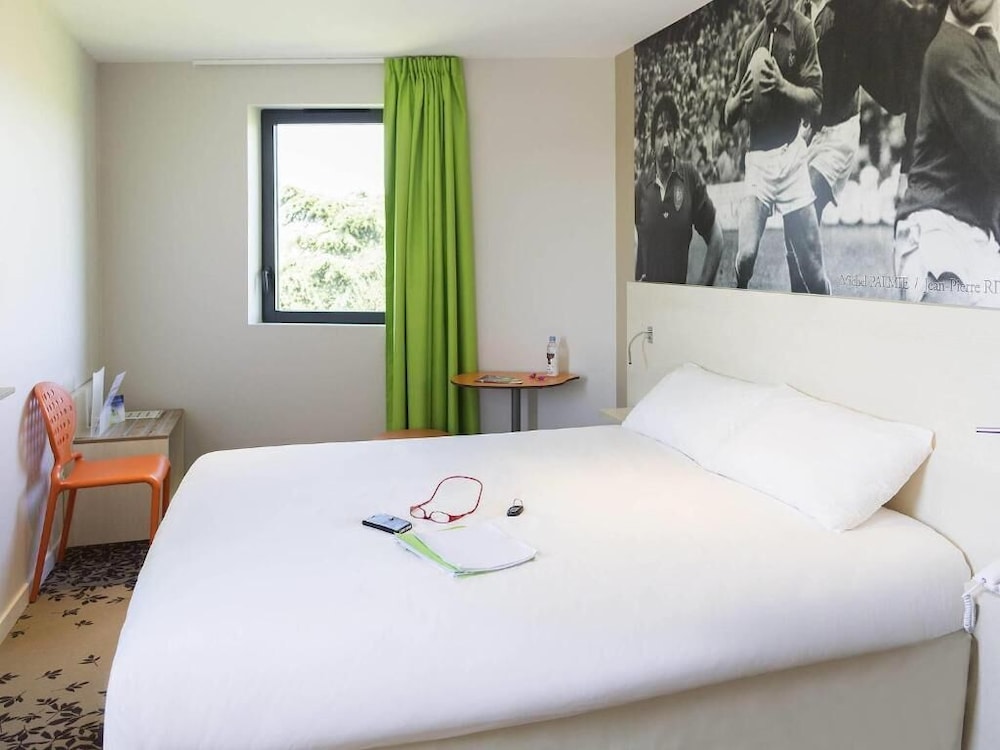 Habitación estándar con 1 cama doble y 1 sofá para 1 persona del hotel ibis Styles Villeneuve sur Lot. Foto 1