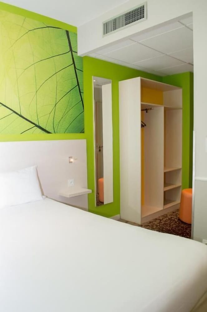 Habitación estándar con 1 cama doble y 1 sofá para 1 persona del hotel ibis Styles Villeneuve sur Lot. Foto 2