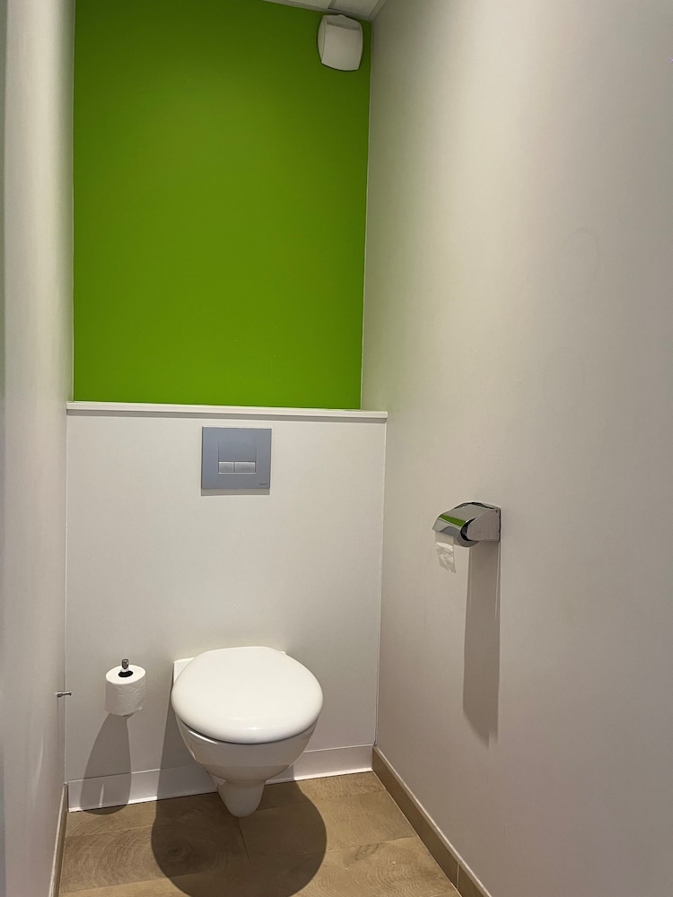 Habitación estándar con 1 cama doble y 1 sofá para 1 persona del hotel ibis Styles Villeneuve sur Lot. Foto 6