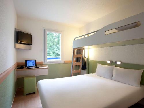 Habitación Triple con cama doble y litera del hotel ibis budget Biarritz Anglet