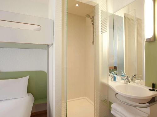 Habitación Triple con cama doble y litera del hotel ibis budget Biarritz Anglet. Foto 2