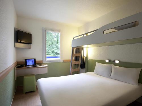 Habitación Triple con cama doble y litera del hotel ibis budget Biarritz Anglet. Foto 5