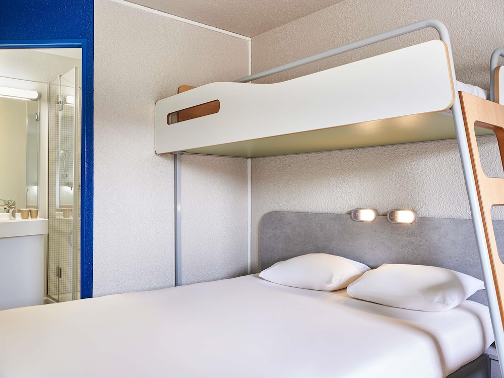 TRIPLE - Habitación con una cama grande y una litera del hotel ibis budget Versailles Chateau Saint Cyr. Foto 3