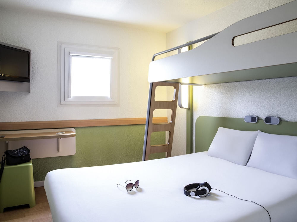 TRIPLE - Habitación con una cama grande y una litera del hotel ibis budget Versailles Chateau Saint Cyr. Foto 4