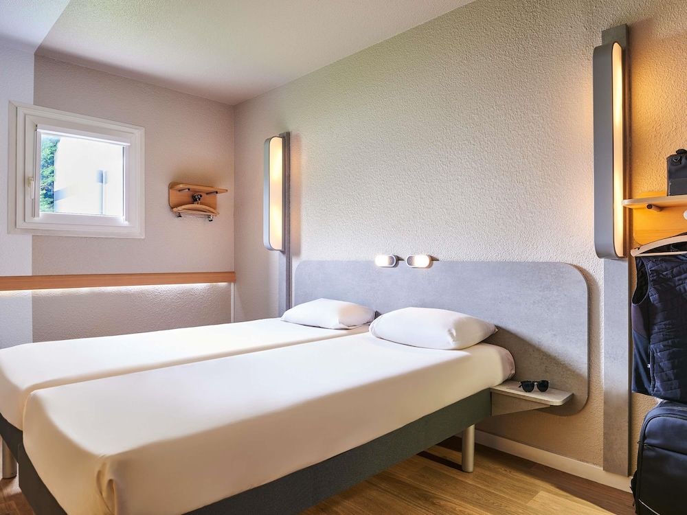TWIN - Habitación con dos camas individuales del hotel ibis budget Versailles Chateau Saint Cyr. Foto 1