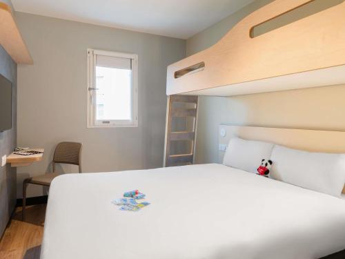 Habitación - 1 cama grande y 1 litera del hotel ibis budget Marne la Vallée Val d'Europe. Foto 2