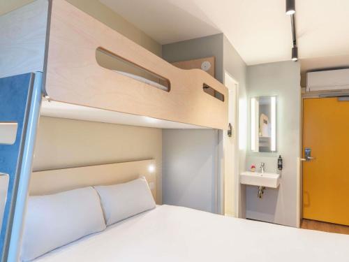 Habitación - 1 cama grande y 1 litera del hotel ibis budget Marne la Vallée Val d'Europe. Foto 3