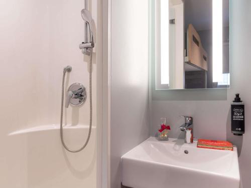 Habitación Doble Estándar del hotel ibis budget Marne la Vallée Val d'Europe. Foto 2
