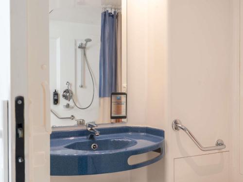 Habitación adaptada para personas de movilidad reducida del hotel ibis budget Marne la Vallée Val d'Europe