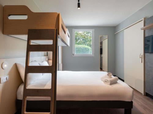 Habitación adaptada para personas de movilidad reducida del hotel ibis budget Marne la Vallée Val d'Europe. Foto 1