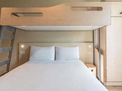 Habitación adaptada para personas de movilidad reducida del hotel ibis budget Marne la Vallée Val d'Europe. Foto 2