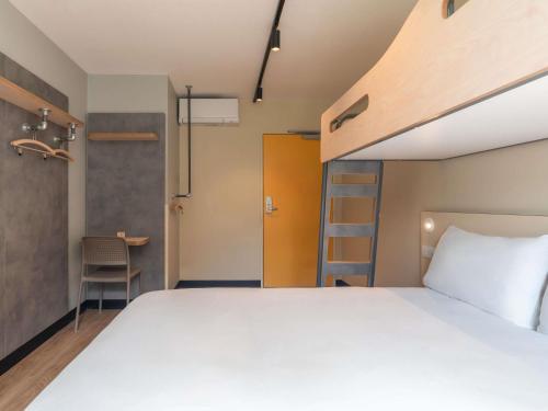 Habitación adaptada para personas de movilidad reducida del hotel ibis budget Marne la Vallée Val d'Europe. Foto 3