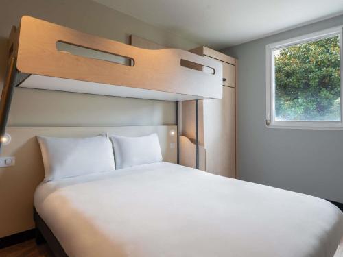 Habitación adaptada para personas de movilidad reducida del hotel ibis budget Marne la Vallée Val d'Europe. Foto 4