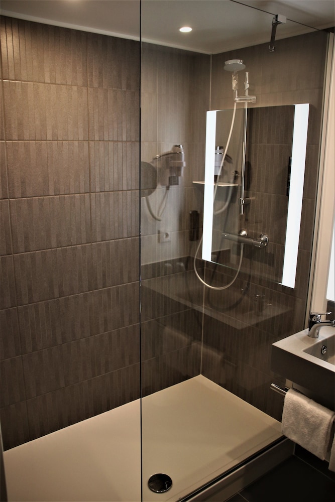 Habitación Estándar con cama doble del hotel Ibis Styles Puteaux Paris La Defense. Foto 6
