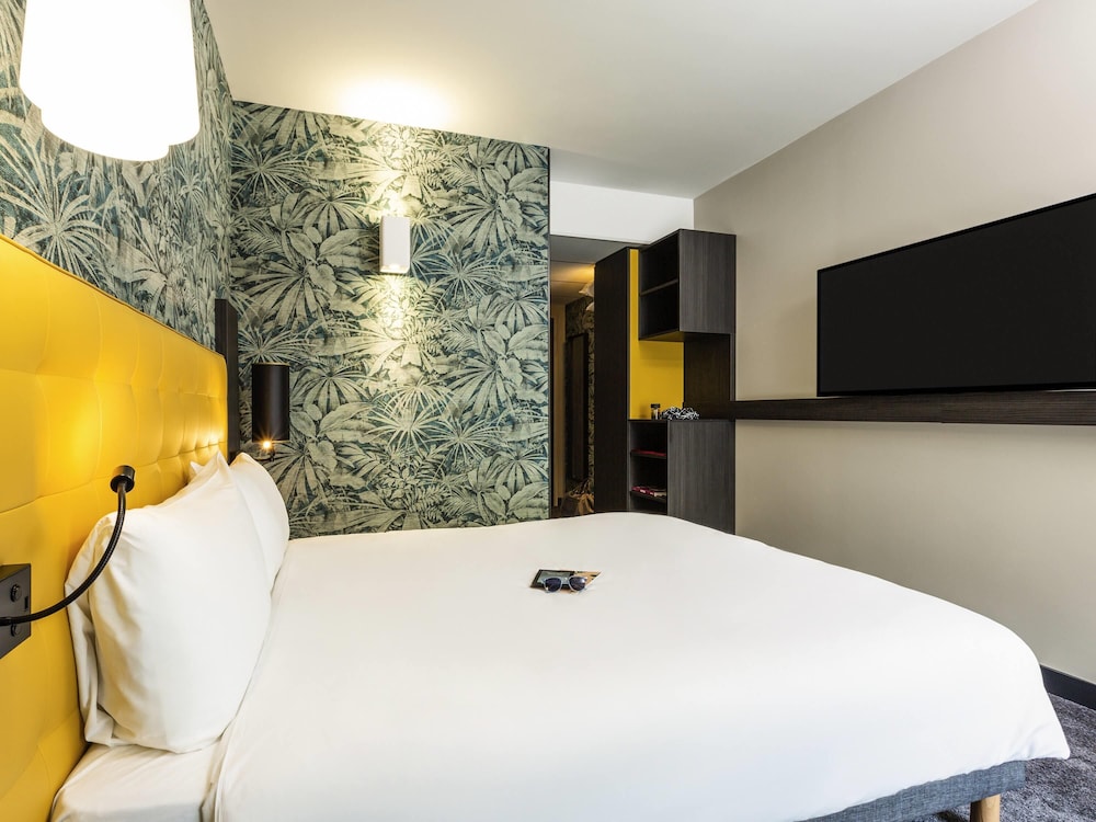 Habitación superior con 1 cama doble y 1 sofá - cama del hotel Ibis Styles Puteaux Paris La Defense