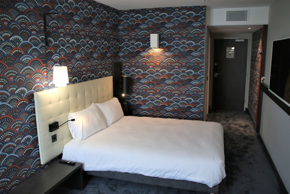 Habitación superior con 1 cama doble y 1 sofá - cama del hotel Ibis Styles Puteaux Paris La Defense. Foto 1