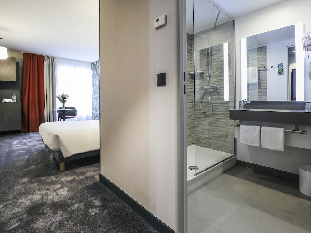 Habitación superior con 1 cama doble y 1 sofá - cama del hotel Ibis Styles Puteaux Paris La Defense. Foto 2