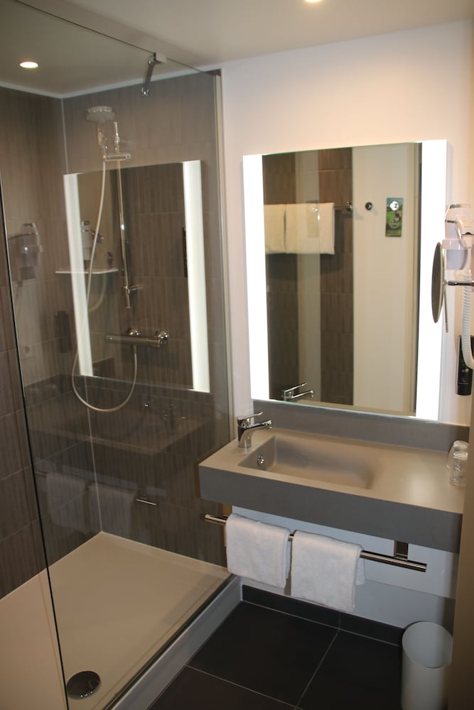 Habitación superior con 1 cama doble y 1 sofá - cama del hotel Ibis Styles Puteaux Paris La Defense. Foto 3