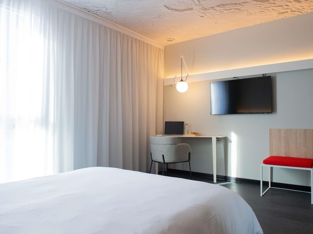 Habitación Deluxe con 1 cama doble del hotel Ibis Montlhery Paris Sud. Foto 9