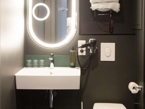 Habitación Deluxe con 1 cama doble y 2 sofás - cama individuales del hotel Ibis Montlhery Paris Sud. Foto 6