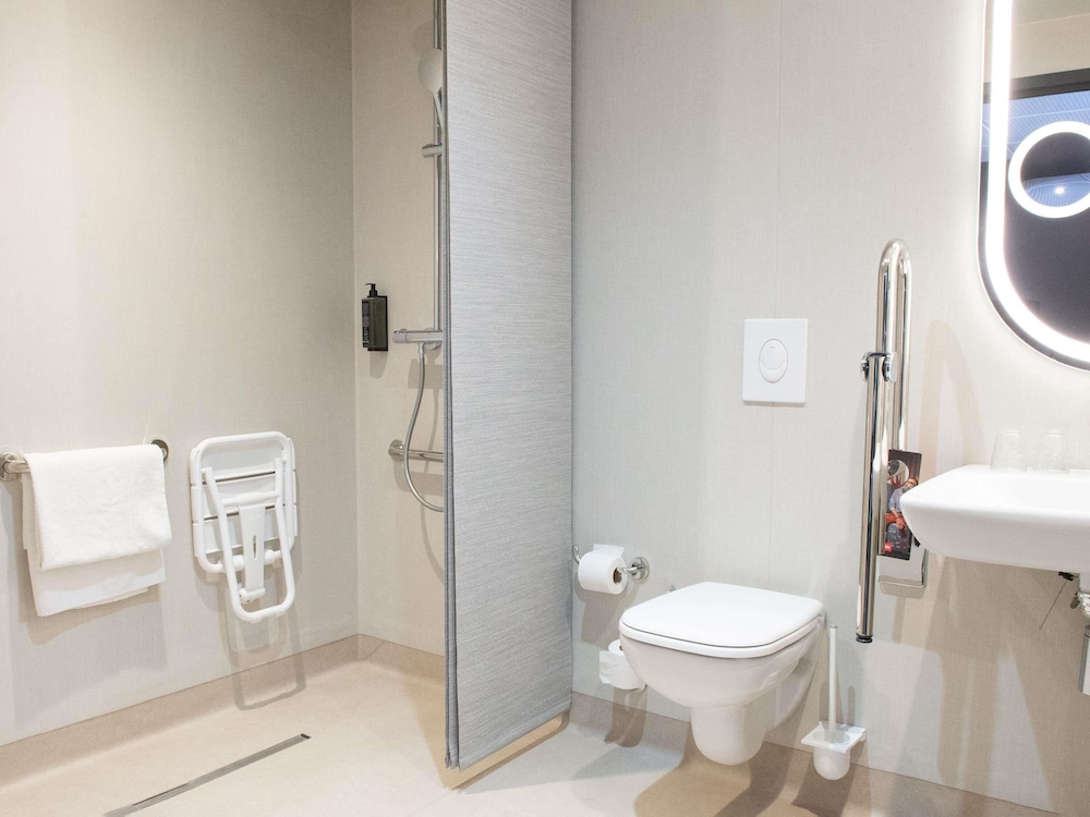 Habitación PMR del hotel Ibis Montlhery Paris Sud. Foto 8