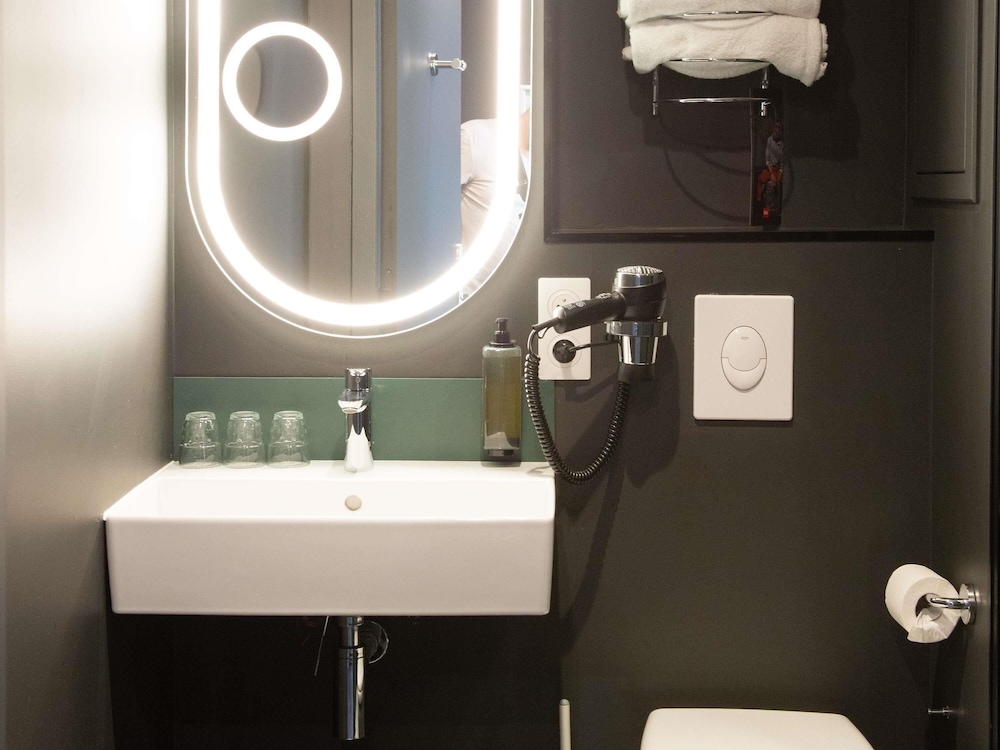 Habitación Deluxe con 3 camas individuales del hotel Ibis Montlhery Paris Sud. Foto 9