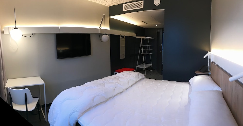 Habitación Estándar con 1 cama doble del hotel Ibis Montlhery Paris Sud. Foto 1