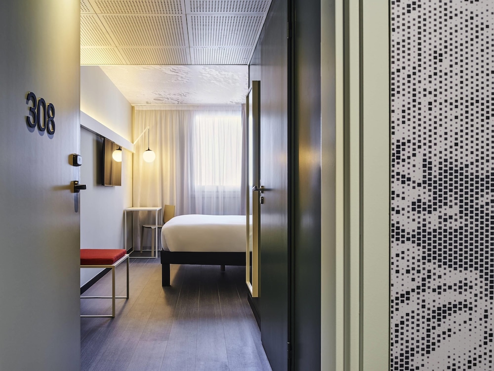 Habitación Estándar con 1 cama doble del hotel Ibis Montlhery Paris Sud. Foto 2