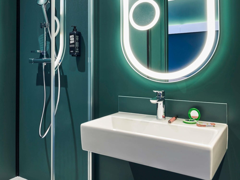 Habitación Estándar con 1 cama doble del hotel Ibis Montlhery Paris Sud. Foto 4