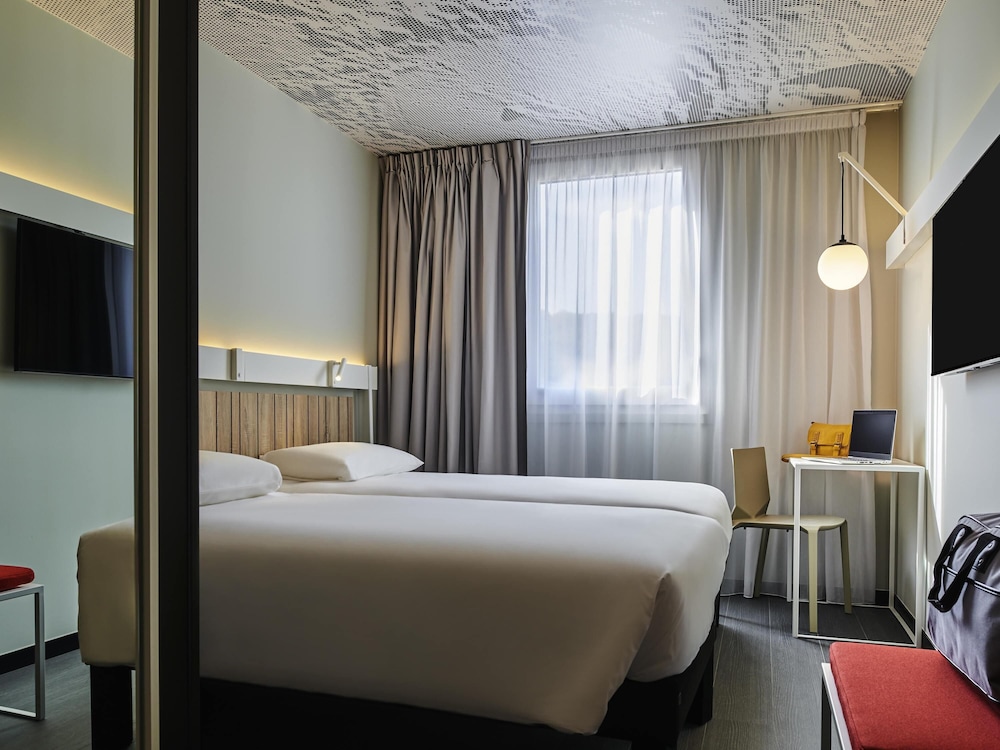 Habitación estándar con 2 camas individuales del hotel Ibis Montlhery Paris Sud