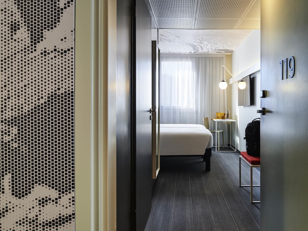 Habitación estándar con 2 camas individuales del hotel Ibis Montlhery Paris Sud. Foto 1