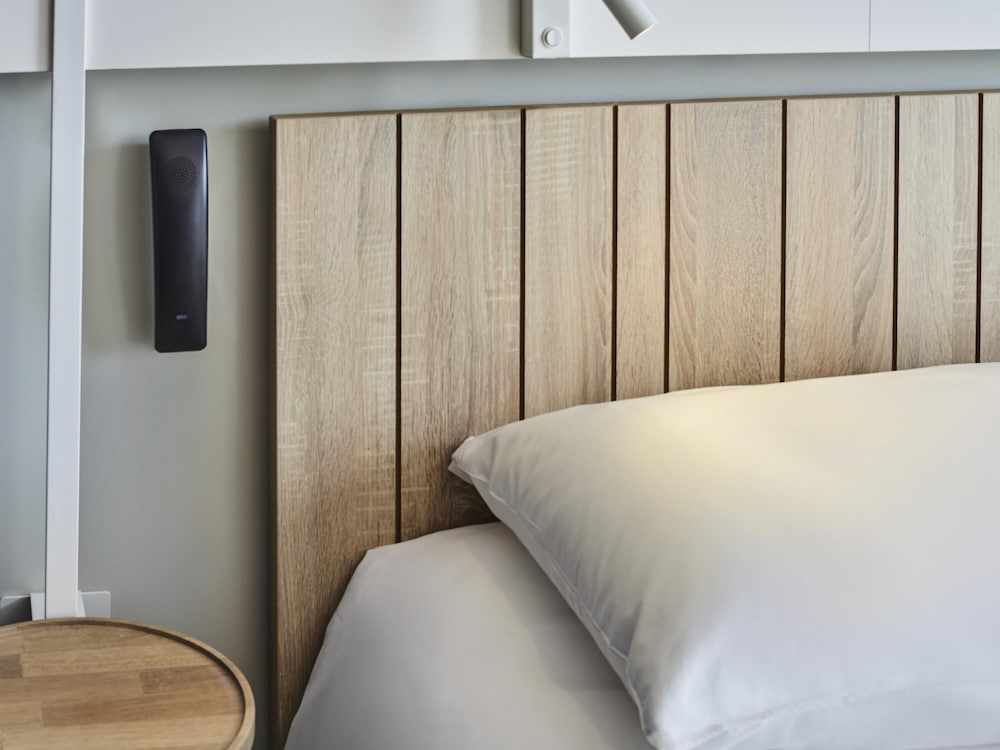 Habitación estándar con 2 camas individuales del hotel Ibis Montlhery Paris Sud. Foto 2