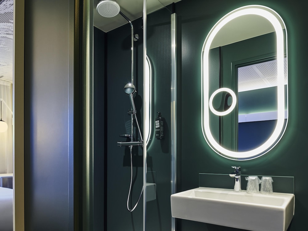 Habitación estándar con 2 camas individuales del hotel Ibis Montlhery Paris Sud. Foto 4