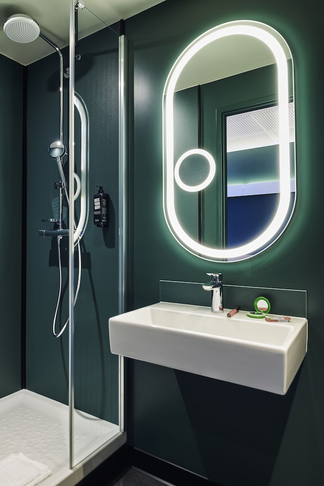 Habitación estándar con 2 camas individuales del hotel Ibis Montlhery Paris Sud. Foto 5