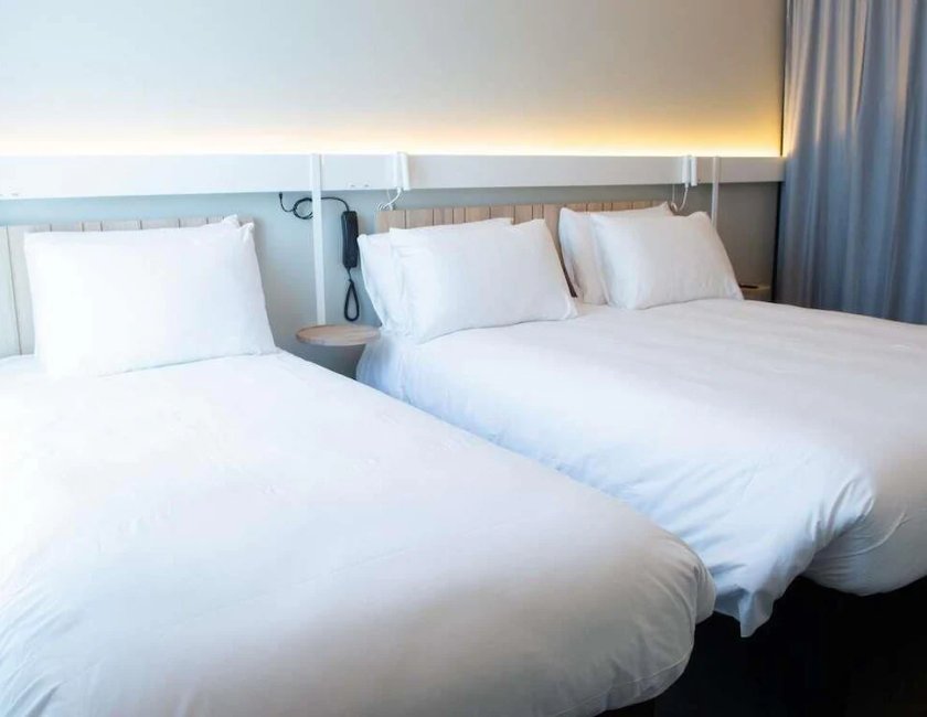 Habitación triple Lujo 1 Cama Individual 1 Cama doble del hotel Ibis Montlhery Paris Sud. Foto 1