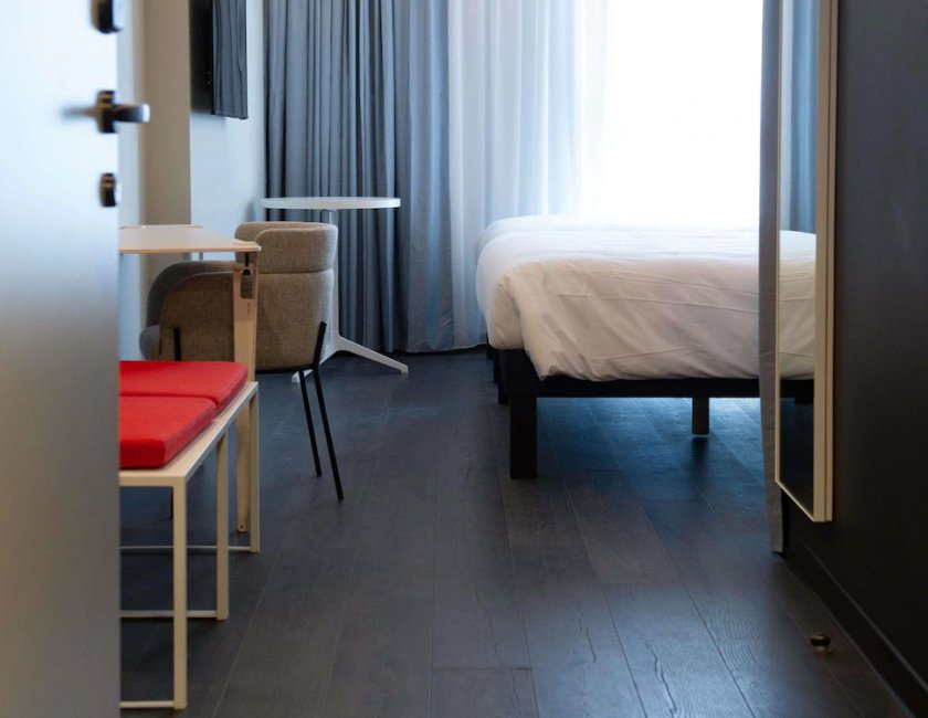 Habitación triple Lujo 1 Cama Individual 1 Cama doble del hotel Ibis Montlhery Paris Sud. Foto 10