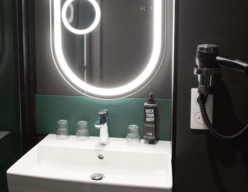 Habitación doble Lujo 3 camas individuales del hotel Ibis Montlhery Paris Sud. Foto 8