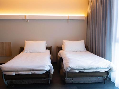 Habitación Deluxe con 1 cama doble y 2 sofás - cama individuales del hotel Ibis Montlhery Paris Sud. Foto 4