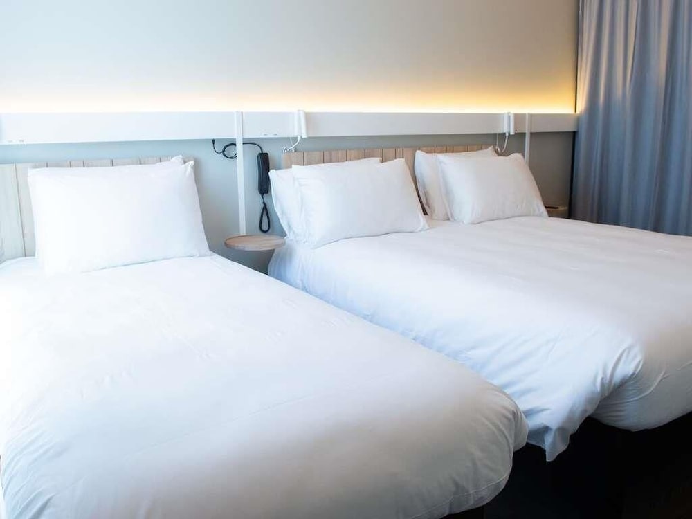 Habitación Deluxe con 1 cama doble y 1 cama individual del hotel Ibis Montlhery Paris Sud. Foto 1